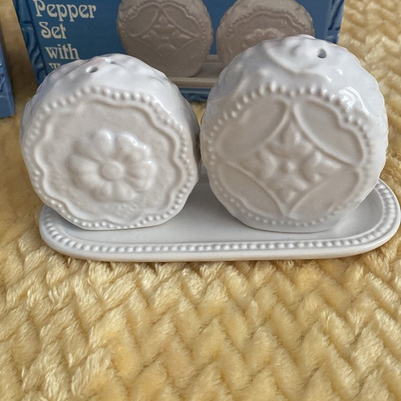 Napkin holder and Salt and Pepper Set with Tray - Picture 4 of 11
